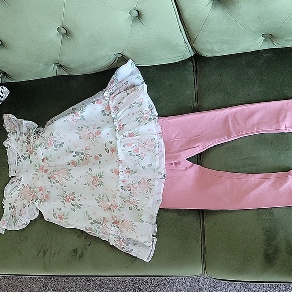 cupcakes & cashmere Other - Cupcakes & Cashmere Set with Cream and Pink Accents. Size 3-4 Years.